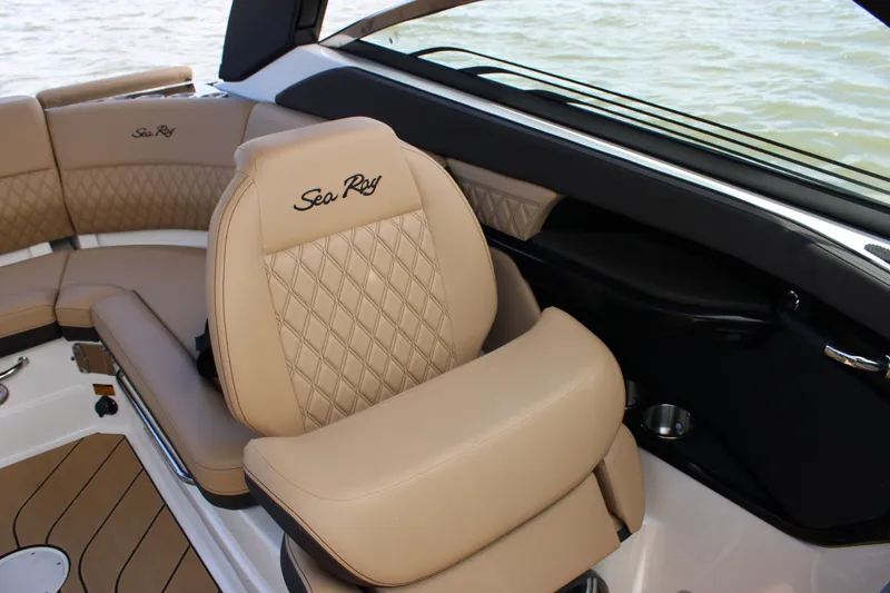 Slide: The Image of Sea Ray SLX 260 Outboard 2026 - 25