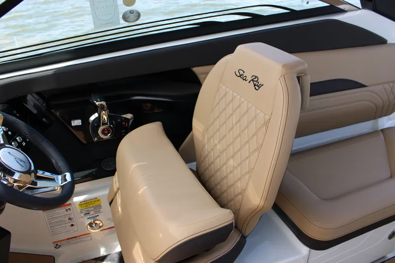 Slide: The Image of Sea Ray SLX 260 Outboard 2026 - 30