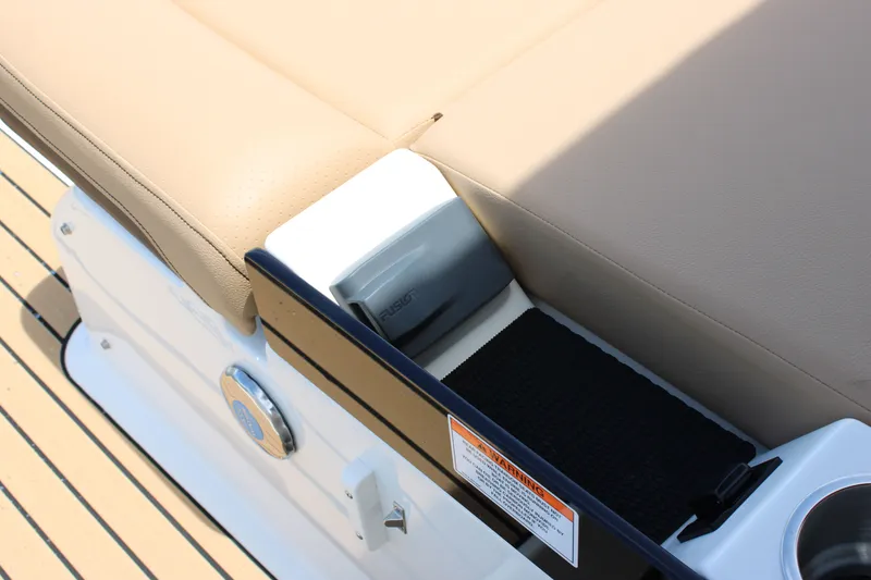 Slide: The Image of Sea Ray SLX 260 Outboard 2026 - 36