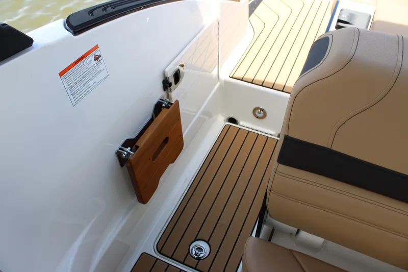 Slide: The Image of Sea Ray SLX 260 Outboard 2026 - 37