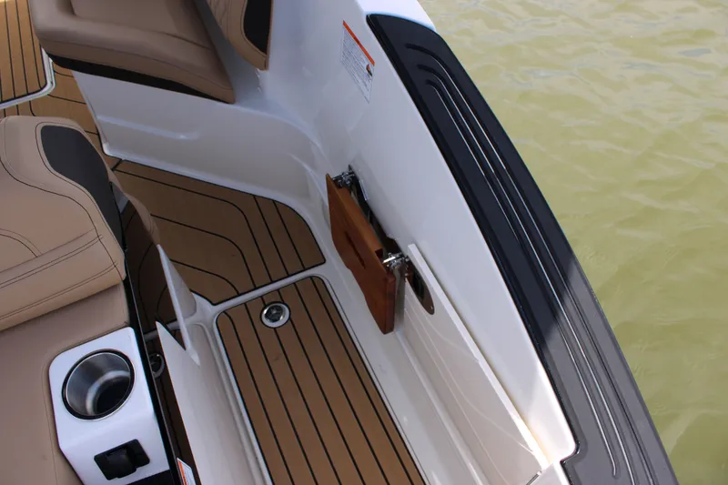 Slide: The Image of Sea Ray SLX 260 Outboard 2026 - 48