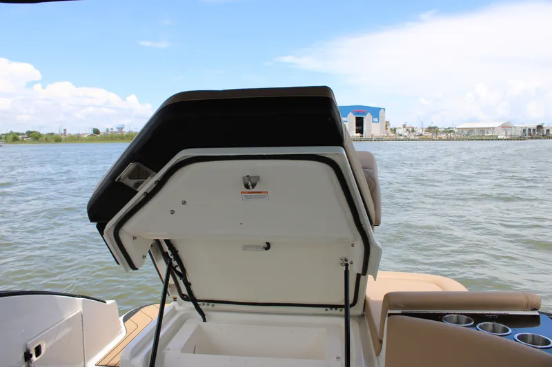 Slide: The Image of Sea Ray SLX 260 Outboard 2026 - 59