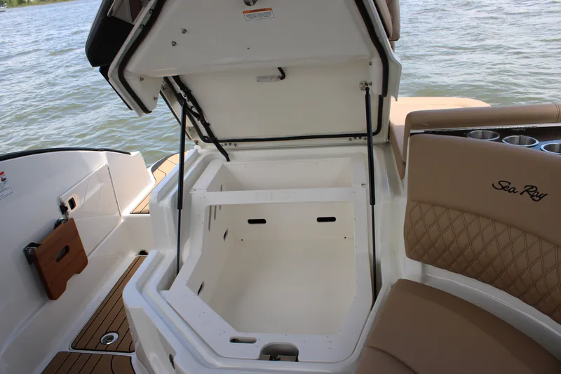 Slide: The Image of Sea Ray SLX 260 Outboard 2026 - 61
