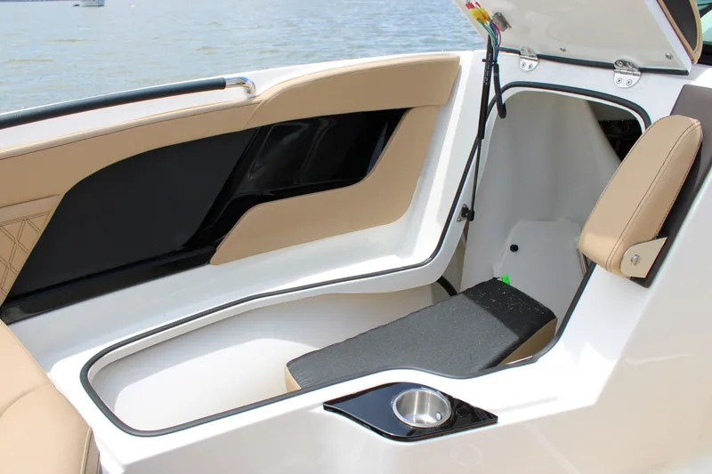 Slide: The Image of Sea Ray SLX 260 Outboard 2026 - 62