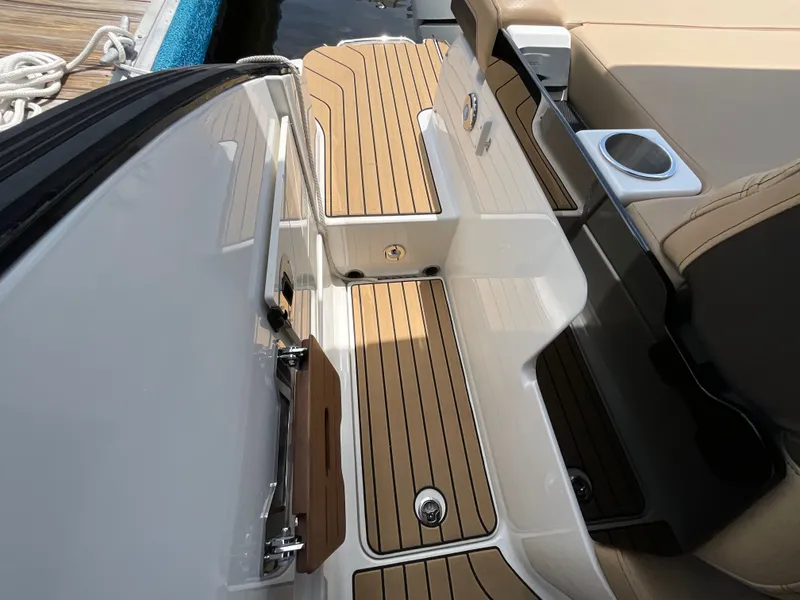 Slide: The Image of Sea Ray SLX 260 Outboard 2026 - 10