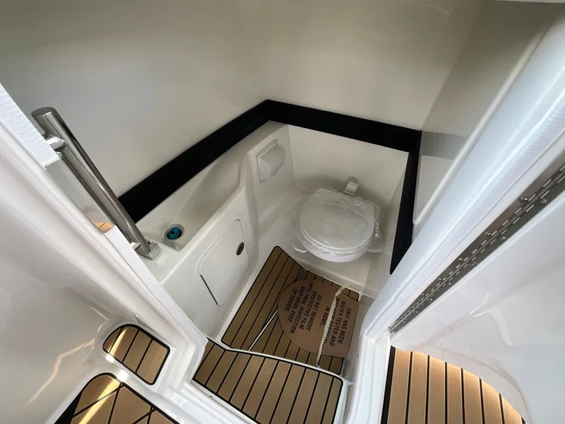 Slide: The Image of Sea Ray SLX 260 Outboard 2026 - 16