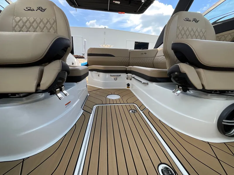 Slide: The Image of Sea Ray SLX 260 Outboard 2026 - 8