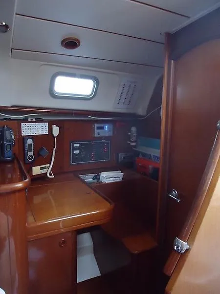 Slide: The Image of Beneteau 411 2000 - 9