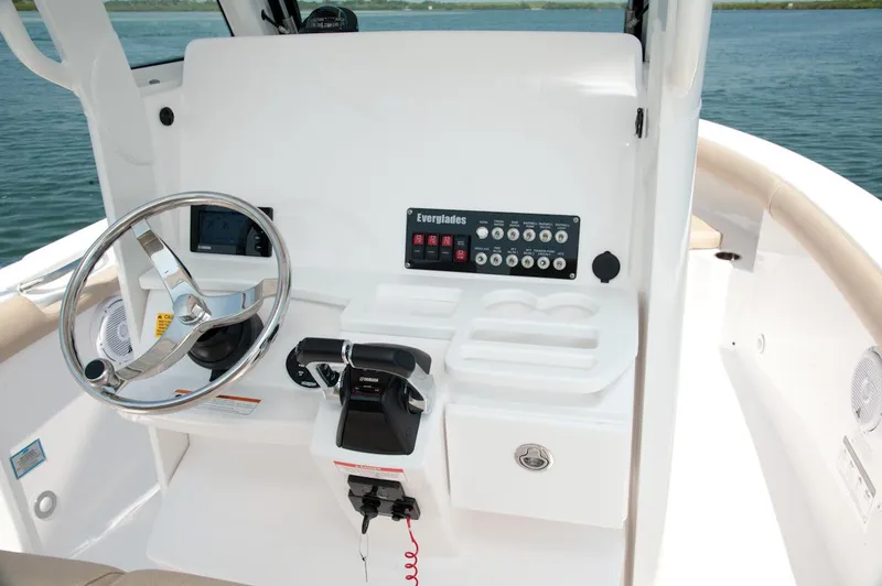 Slide: The Image of Everglades 255 Center Console 2014 - 4