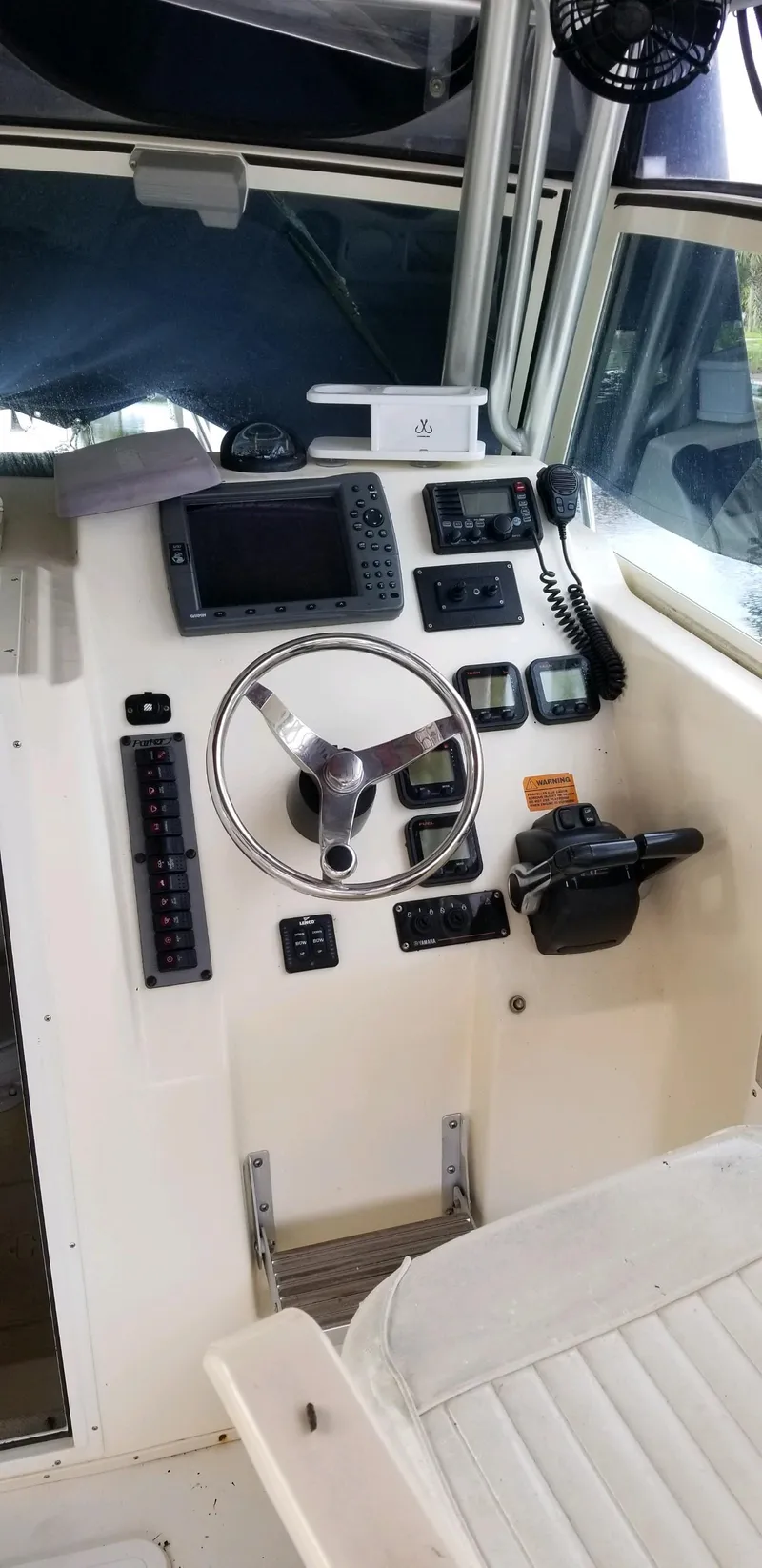 Slide: The Image of Parker Marine 2510 XL Walkaround 2007 - 3