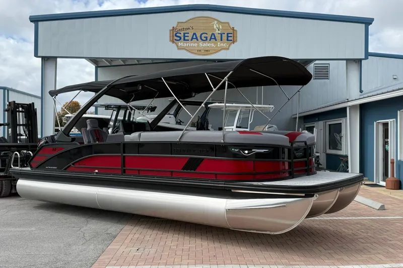 The Image of 2026 Bennington 26 M Center Swingback pontoon boat at Seagate Marine Sales. - 0