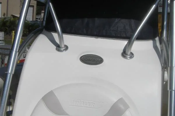 Slide: The Image of Boston Whaler Outrage 240 2006 - 8