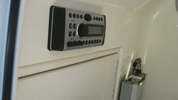 Slide: The Image of Boston Whaler Outrage 240 2006 - 9