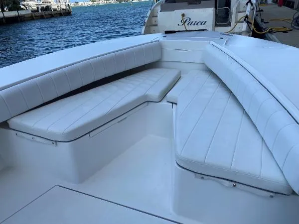 Slide: The Image of Regulator Marine 32 Forward Seating 2005 - 5