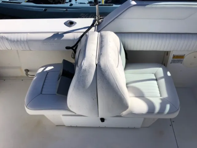 Slide: The Image of Boston Whaler Ventura 2001 - 11