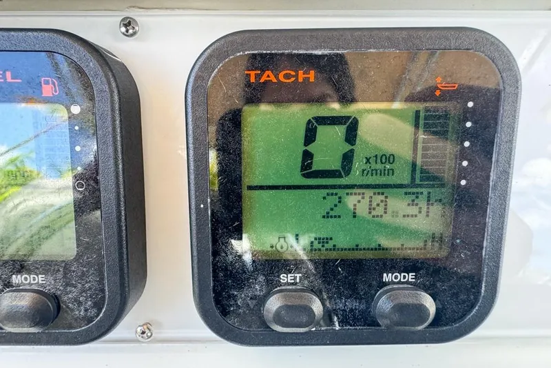 Slide: The Image of Tachometer display on 2005 Sailfish 2660 CC boat showing 270.3 hours. - 38