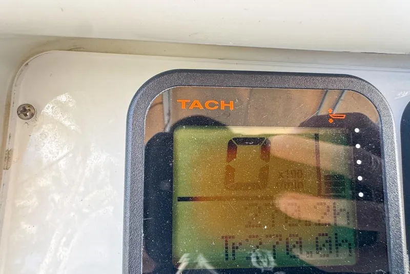 Slide: The Image of Tachometer display on 2005 Sailfish 2660 CC boat dashboard. - 41