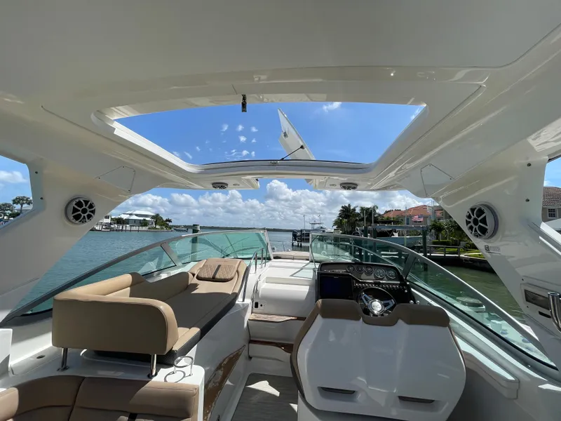 Slide: The Image of Interior of a 2016 Sea Ray Sundancer 350 yacht with open roof. - 31