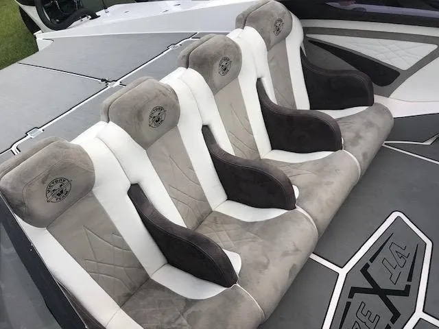 Slide: The Image of Victory Boats 34 VTX Cat 2020 - 10