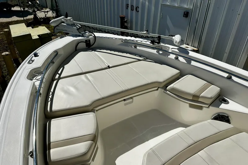 Slide: The Image of Boston Whaler 25 - Bow - 11