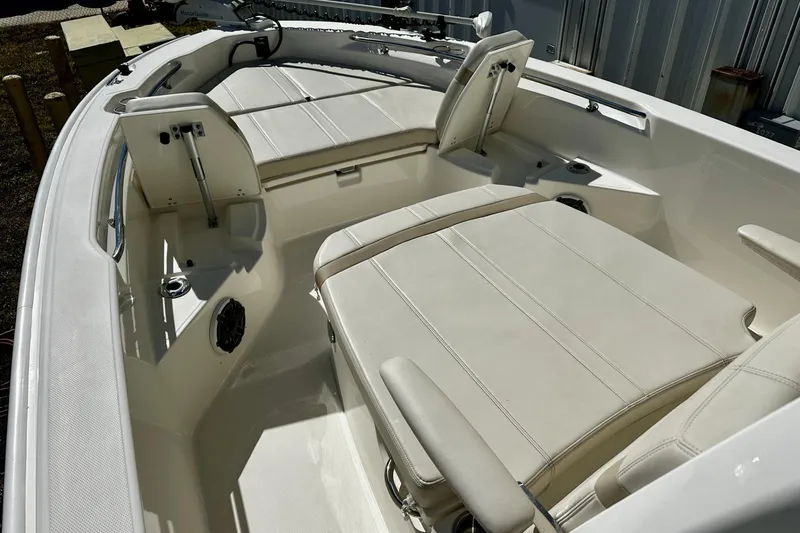 Slide: The Image of Boston Whaler 25 - Bow - 12