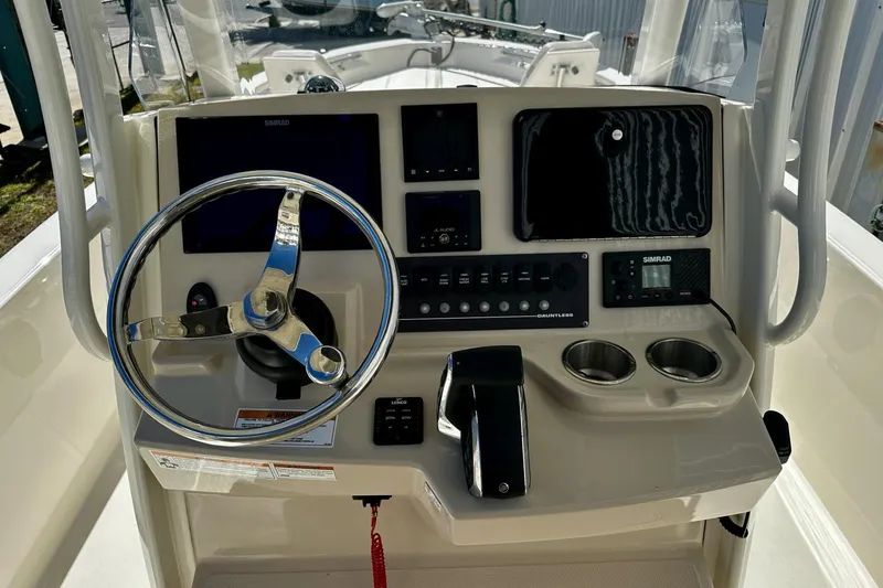 Slide: The Image of Boston Whaler 25 - Helm - 7
