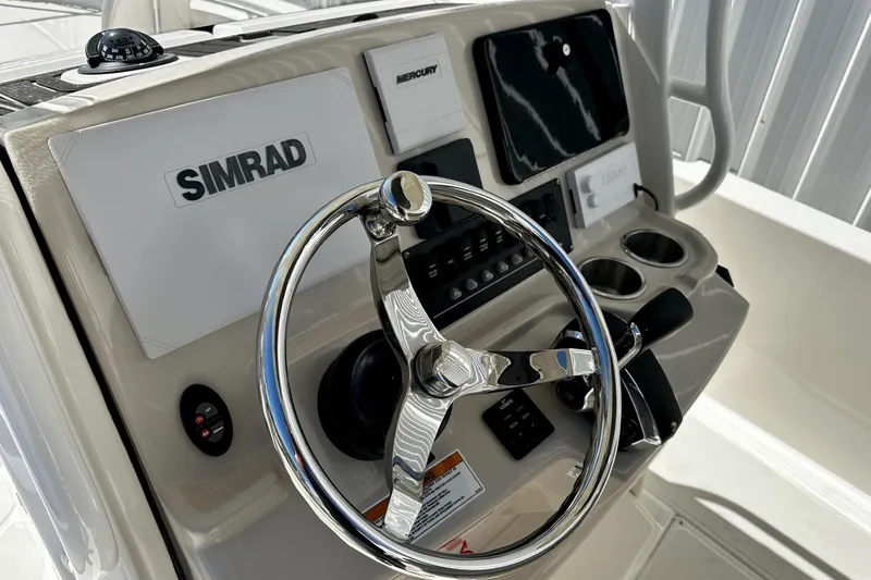 Slide: The Image of Boston Whaler 25 - Helm - 8