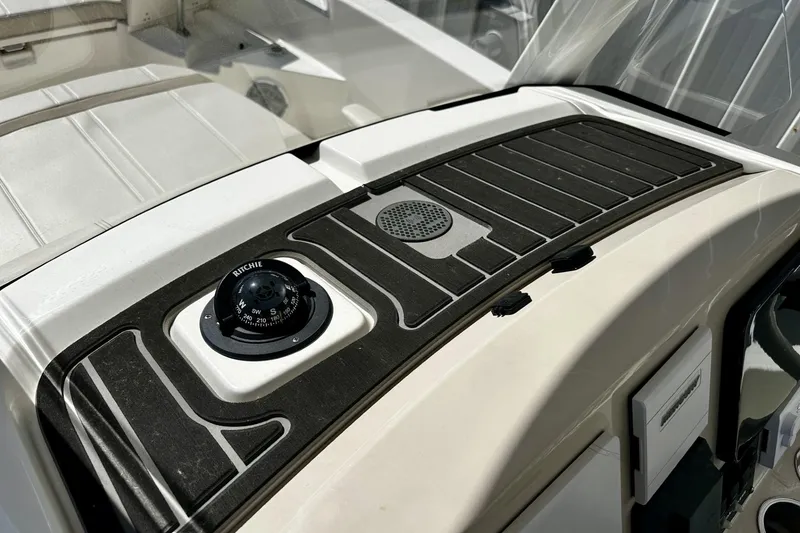Slide: The Image of Boston Whaler 25 - Helm - 9