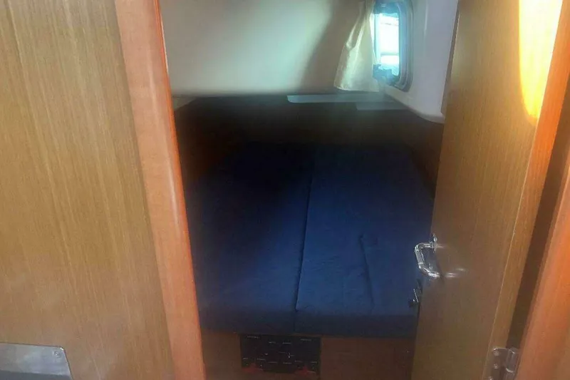Slide: The Image of Cabin interior of 2007 Jeanneau Sun Odyssey 39i sailboat with blue bedding. - 31