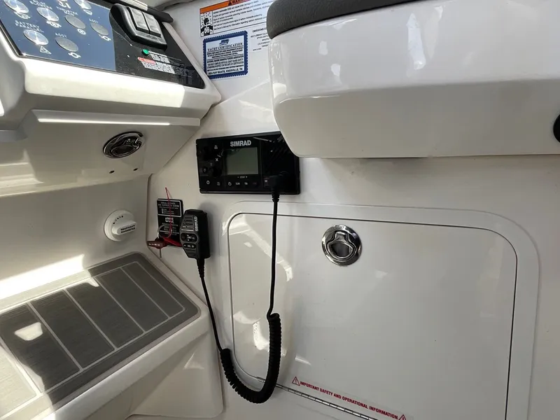 Slide: The Image of Sea Ray Sundancer 320 Outboard 2024 - 15