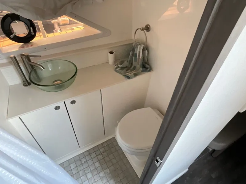 Slide: The Image of Sea Ray Sundancer 320 Outboard 2024 - 17