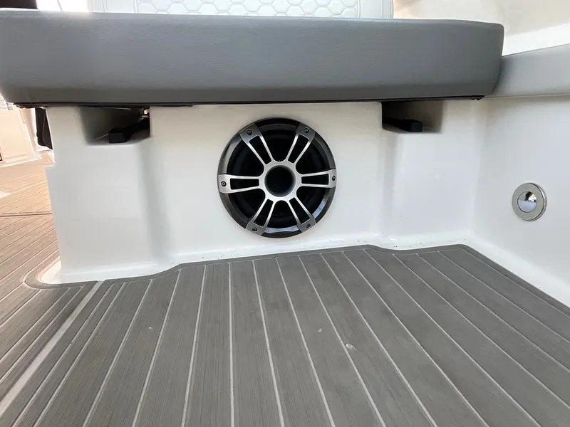 Slide: The Image of Sea Ray Sundancer 320 Outboard 2024 - 18