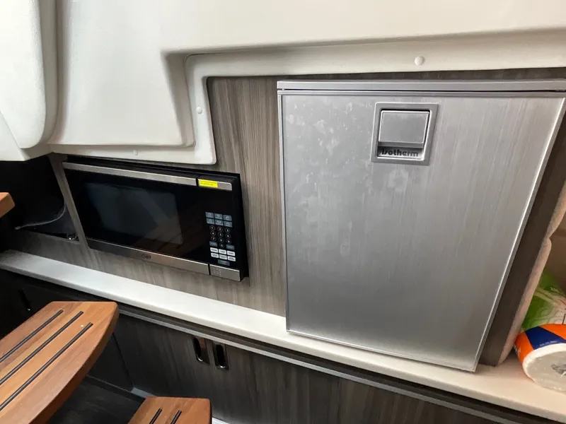 Slide: The Image of Sea Ray Sundancer 320 Outboard 2024 - 19