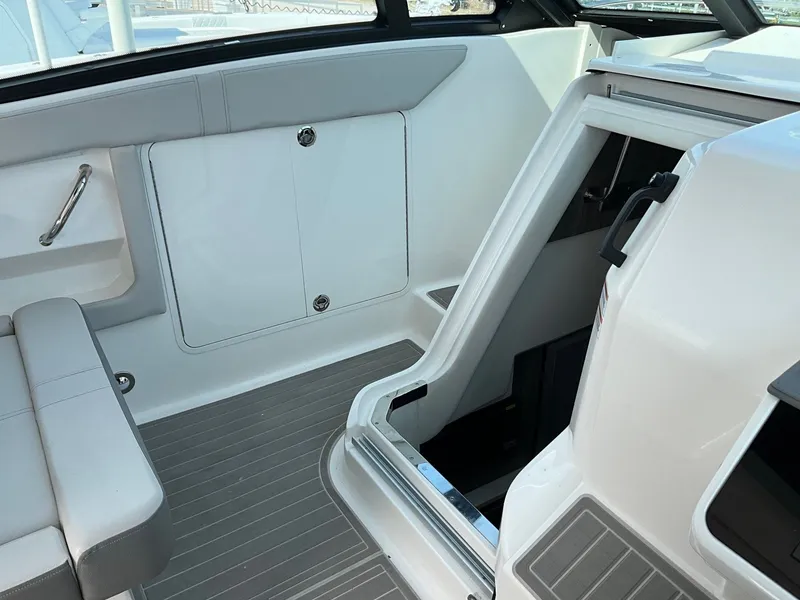 Slide: The Image of Sea Ray Sundancer 320 Outboard 2024 - 20