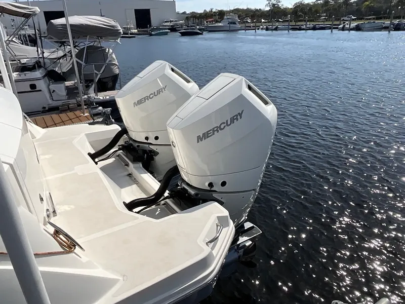 Slide: The Image of Sea Ray Sundancer 320 Outboard 2024 - 3