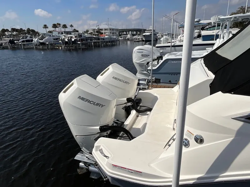 Slide: The Image of Sea Ray Sundancer 320 Outboard 2024 - 6