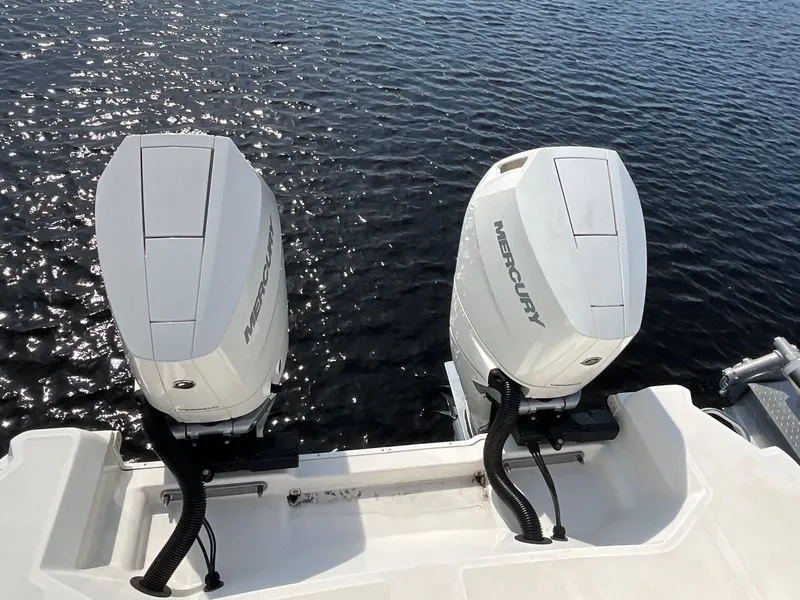 Slide: The Image of Sea Ray Sundancer 320 Outboard 2024 - 7