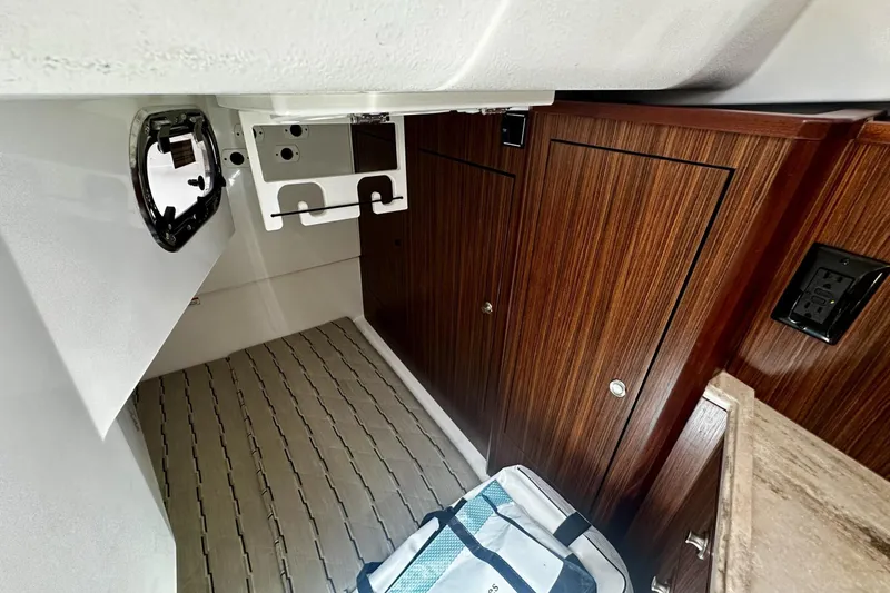 Slide: The Image of Pursuit 34 OS - Interior - 28