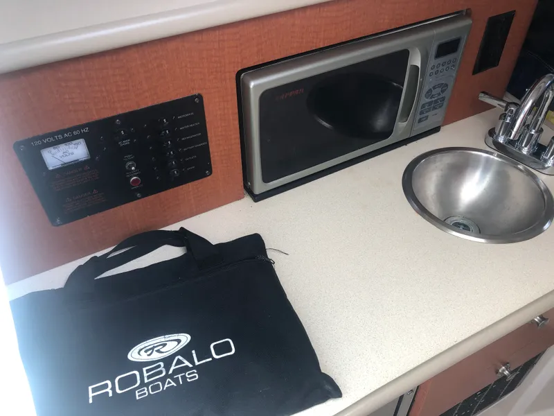 Slide: The Image of Robalo R265 Walkaround 2005 - 10