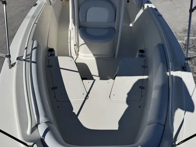 Slide: The Image of Sailfish 220 CC 2016 - 13