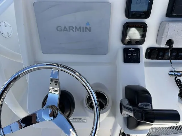 Slide: The Image of Sailfish 220 CC 2016 - 25