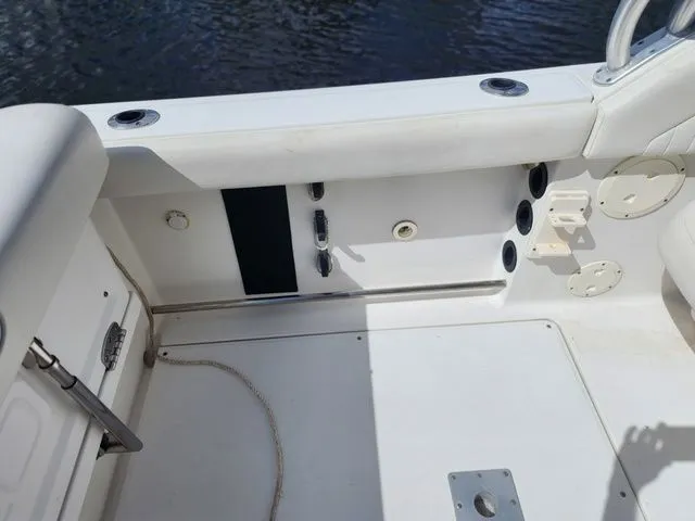 Slide: The Image of Robalo Dual Console R247 2012 - 9