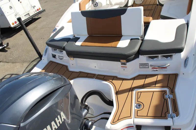 Slide: The Image of Chaparral 230 SSI OB 2023 - 13