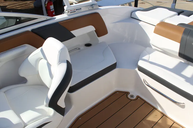 Slide: The Image of Chaparral 230 SSI OB 2023 - 17