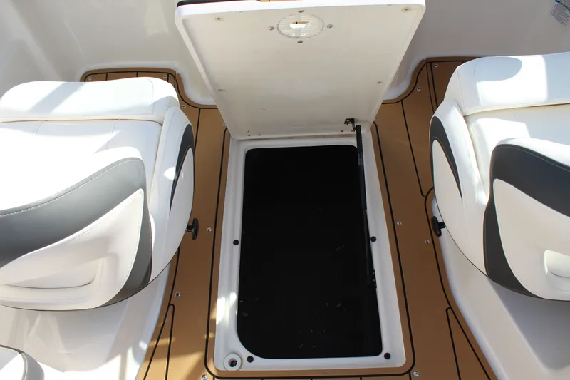 Slide: The Image of Chaparral 230 SSI OB 2023 - 18