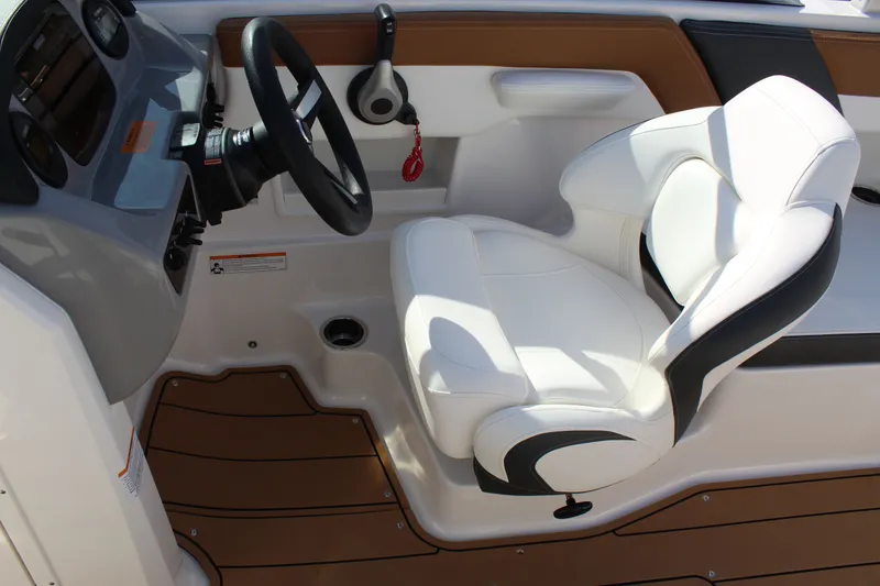 Slide: The Image of Chaparral 230 SSI OB 2023 - 19