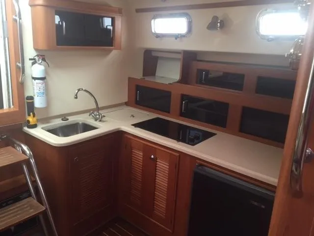 Slide: The Image of Interior of 2002 Island Packet Packet Craft Express 360 yacht. - 23