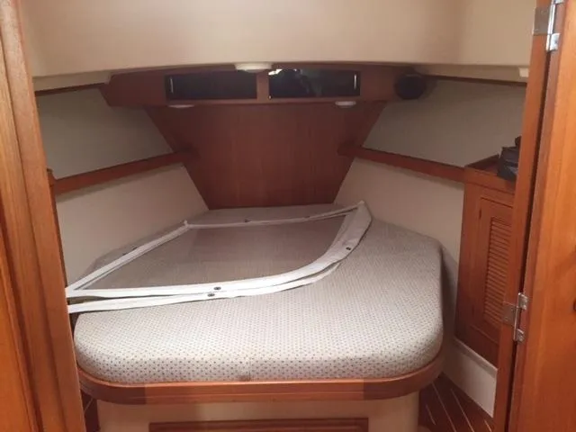 Slide: The Image of Interior of 2002 Island Packet Craft Express 360 yacht cabin. - 26