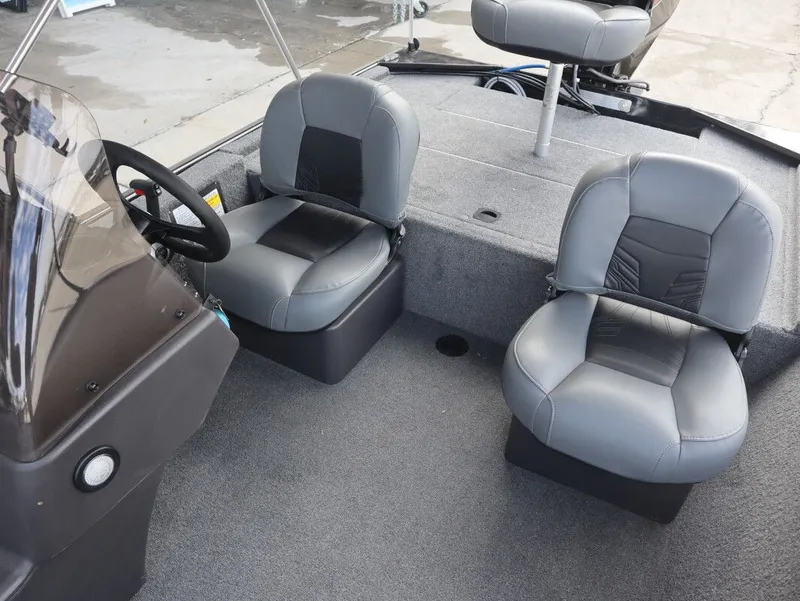 Slide: The Image of Interior of 2021 Tracker Bass Tracker Classic XL boat. - 15