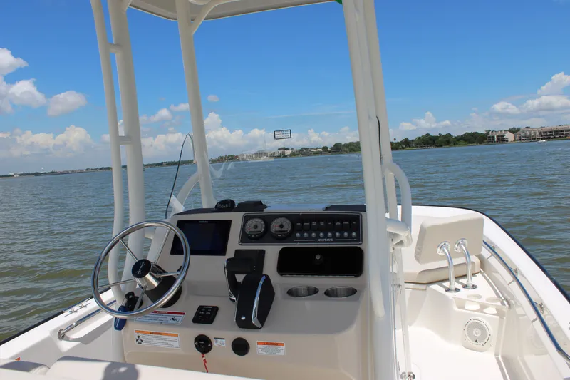 Slide: The Image of Boston Whaler 210 Montauk 2026 - 32